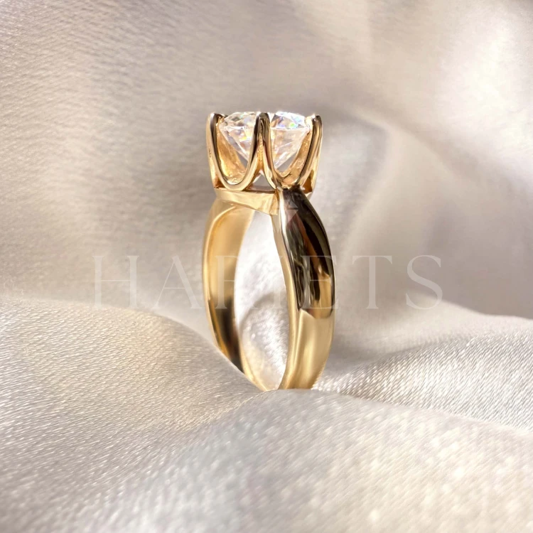 bague-de-fiancailles-solitaire-whisper-diamant-de-laboratoire-3ct-taille-brillant-zoom-cote-or-jaune-hariets.jpg