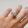 bague-de-fiancailles-solitaire-whisper-diamant-de-laboratoire-3ct-taille-brillant-doigt-or-jaune-hariets.jpg