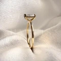 bague-de-fiançailles-solitaire-verity-diamant-de-laboratoire-1ct-taille-émeraude-gros-plan-côté-or-jaune-hariets.