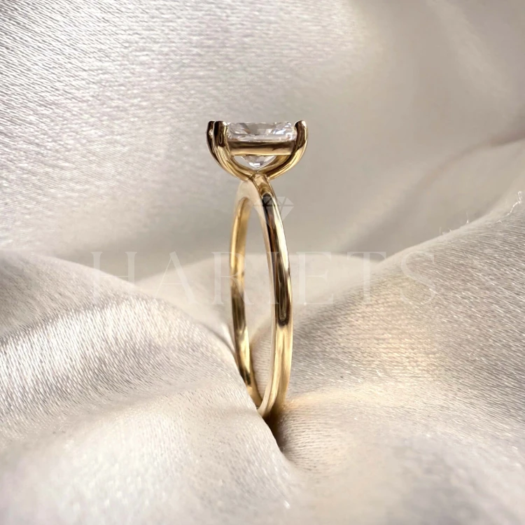 bague-de-fiançailles-solitaire-verity-diamant-de-laboratoire-1ct-taille-émeraude-gros-plan-côté-or-jaune-hariets.
