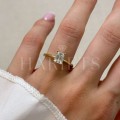 bague-fiancailles-solitaire-verity-diamant-de-laboratoire-1ct-taille-émeraude-sur-doigt-or-jaune-hariets.