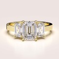 bague-de-fiancailles-trinity-diamant-de-laboratoire-3ct-taille-emeraude-or-jaune-envy-hariets.jpg