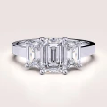 bague-de-fiancailles-trinity-diamant-de-laboratoire-3ct-taille-emeraude-or-blanc-envy-hariets.jpg