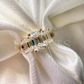 bague-de-fiancailles-trinity-diamant-de-laboratoire-3ct-taille-emeraude-gros-plan-or-jaune-envy-hariets.jpg