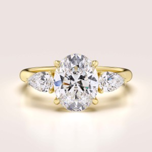 Bague de fiançailles Trinity avec diamant de laboratoire 2 ct taille ovale entouré de diamants poire – Seraphina or 585
