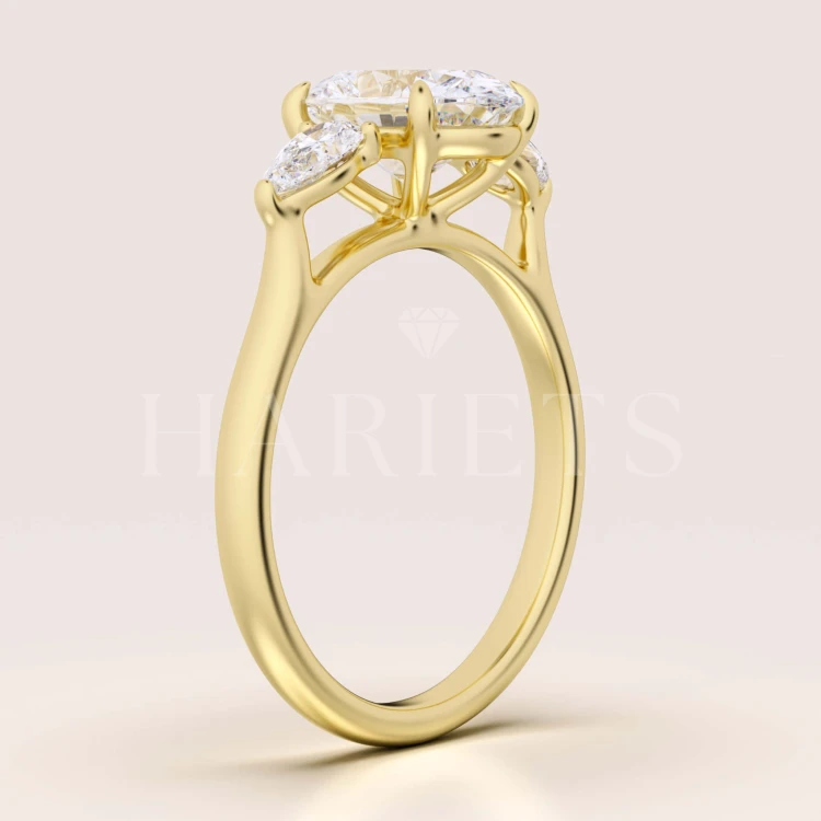 bague-de-fiancailles-trinity-seraphina-diamant-de-laboratoire-2ct-pierre-centrale-taille-ovale-profil-or-jaune-hariets.jpg