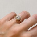 bague-de-fiancailles-halo-stardust-diamant-de-laboratoire-1ct-taille-emeraude-doigt-or-jaune-hariets.jpg
