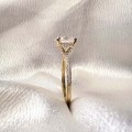 bague-fiancailles-halo-aria-diamant-de-laboratoire-2ct-taille-ovale-gros-plan-cote-or-jaune-hariets.jpg