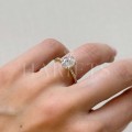 bague-fiancailles-halo-aria-diamant-de-laboratoire-2ct-taille-ovale-sur-doigt-cote-or-jaune-hariets.jpg