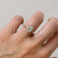 bague-fiancailles-halo-aria-diamant-de-laboratoire-2ct-taille-ovale-sur-doigt-or-jaune-hariets.jpg