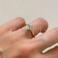 bague-de-fiançailles-solitaire-lumiere-diamant-de-laboratoire-1-5ct-poire-or-jaune-gros-plan-au-doigt-hariets.jpg