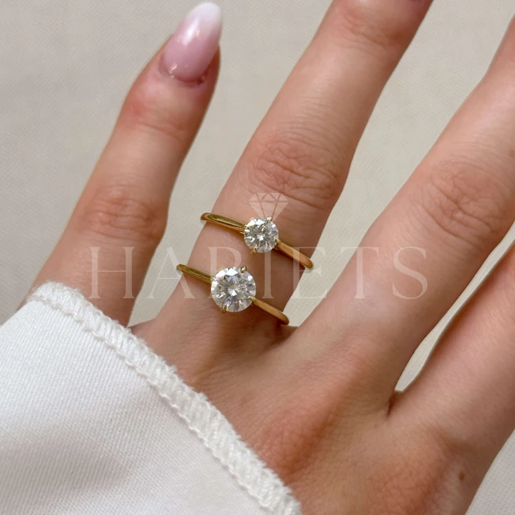 bague-fiancailles-solitaire-aura-diamant-de-laboratoire-0-5ct-taille-brillant-comparaison-sur-main-or-jaune-hariets.jpg