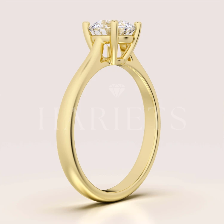 Bague-de-fiançailles-solitaire-louise-moissanite-1ct-taille-brillant-profil-or-jaune-hariets.jpg