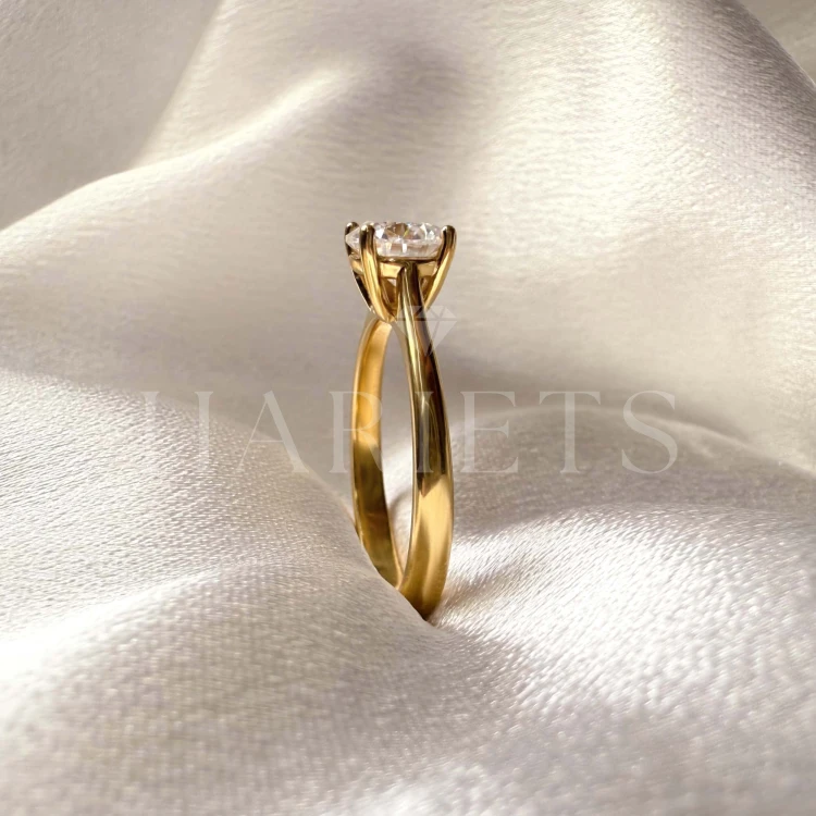 Bague-de-fiançailles-solitaire-louise-moissanite-1ct-taille-brillant-gros-plan-profil-or-jaune-hariets.jpg