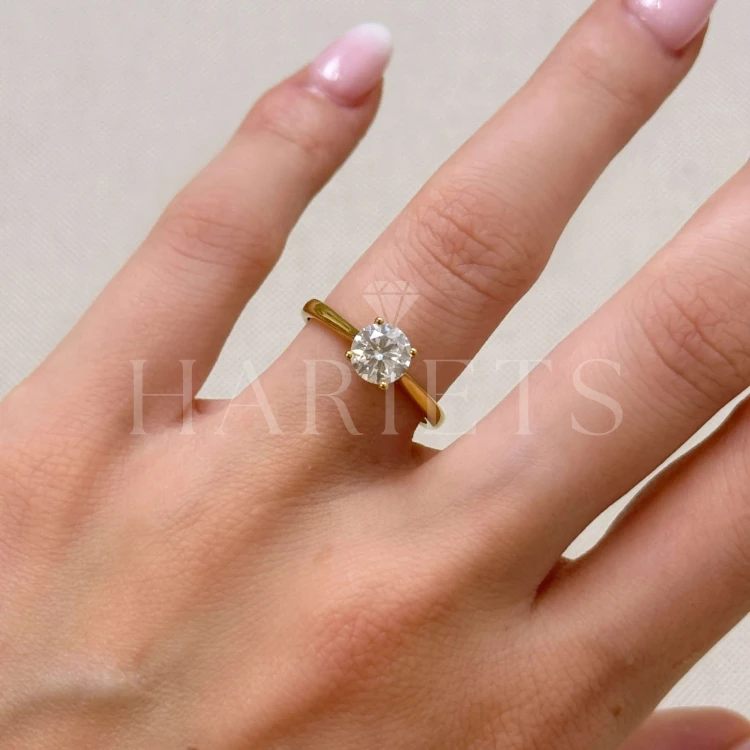 Bague-de-fiançailles-solitaire-louise-moissanite-1ct-taille-brillant-sur-le-doigt-or-jaune-hariets.JPG