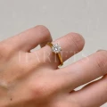 Bague-de-fiançailles-solitaire-louise-moissanite-1ct-taille-brillant-sur-le-doigt-profil-or-jaune-hariets.JPG