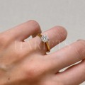 Bague-de-fiançailles-solitaire-louise-diamant-de-laboratoire-1ct-taille-brillant-sur-le-doigt-profil-or-jaune-hariets.JPG