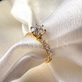 bague-de-fiançailles-halo-moissanite-1ct-taille-brillant-gros-plan-or-jaune-terra-hariets.jpg