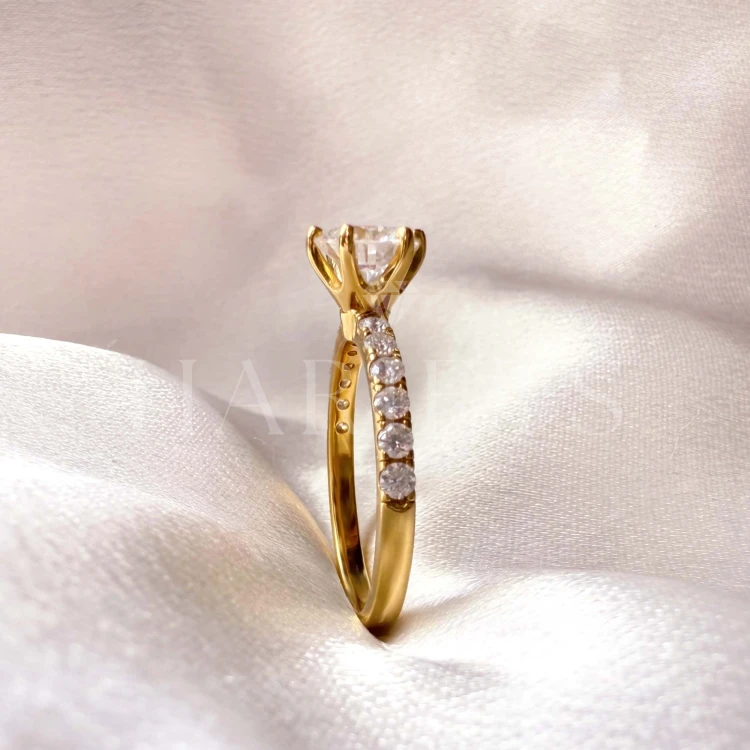 bague-de-fiançailles-halo-moissanite-1ct-taille-brillant-gros-plan-profil-or-jaune-terra-hariets.jpg