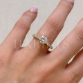bague-de-fiançailles-halo-moissanite-1ct-taille-brillant-sur-le-doigt-or-jaune-terra-hariets.JPG