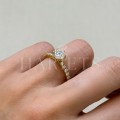 bague-de-fiançailles-halo-moissanite-1ct-taille-brillant-sur-le-doigt-gros-plan-or-jaune-terra-hariets.JPG