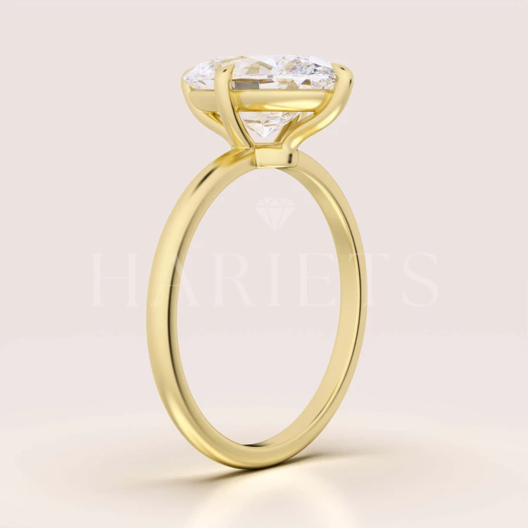 bague-de-fiançailles-royal-stones-stella-moissanite-3_5ct-taille-ovale-côté-or-jaune-hariets.jpg