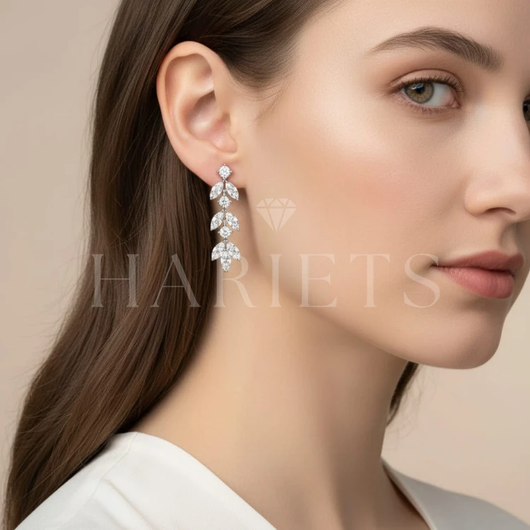 boucles-d-oreilles-pendantes-avec-moissanites-leaf-argent-sur-modèle-hariets.jpg