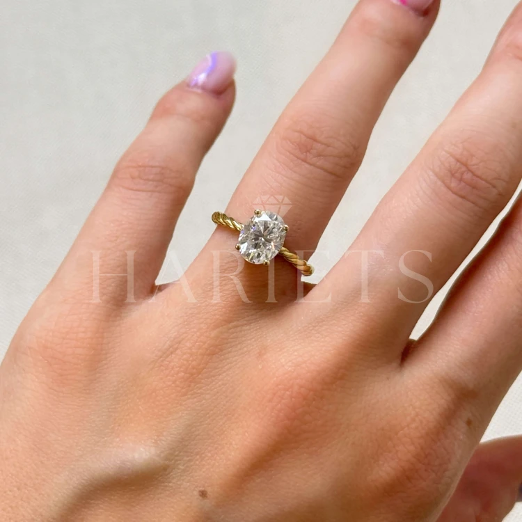 bague-de-fiancailles-bande-torsadee-diamant-de-laboratoire-2ct-taille-ovale-au-doigt-or-jaune-twisted-hariets.jpg