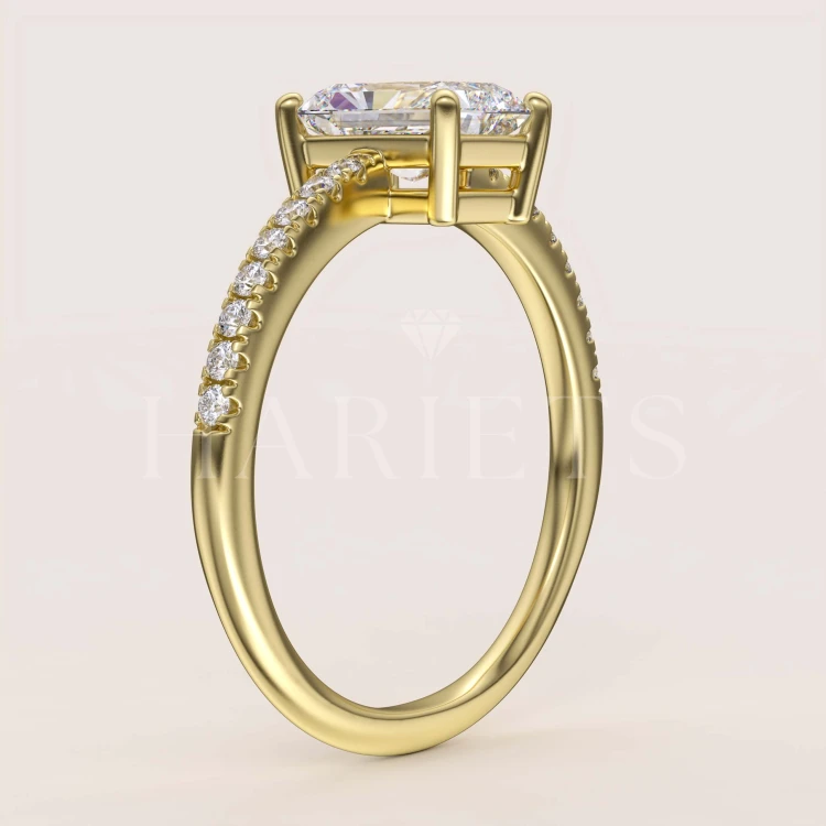bague-de-fiançailles-halo-moissanite-1ct-taille-émeraude-côté-or-jaune-venice-hariets.jpg