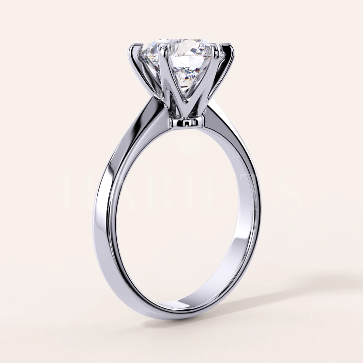 bague-de-fiancailles-avec-moissanite-1_5ct-taille-brillant-or-blanc-vue-de-côté-solitaire-dream-hariets.png