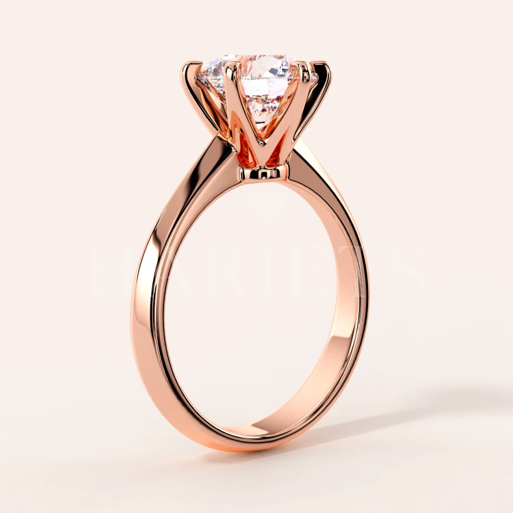 bague-de-fiancailles-avec-moissanite-1_5ct-taille-brillant-or-rose-vue-de-côté-solitaire-dream-hariets.png