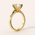 bague-de-fiancailles-avec-moissanite-1_5ct-taille-brillant-or-jaune-vue-de-côté-solitaire-dream-hariets.png