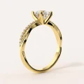 bague-fiancailles-halo-diamant-de-laboratoire-1ct-taille-brillant-or-jaune-vue-cote-velora-hariets.jpg