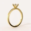bague-fiancailles-halo-moissanite-05ct-taille-brillant-or-jaune-vue-cote-aurielle-hariets.jpg