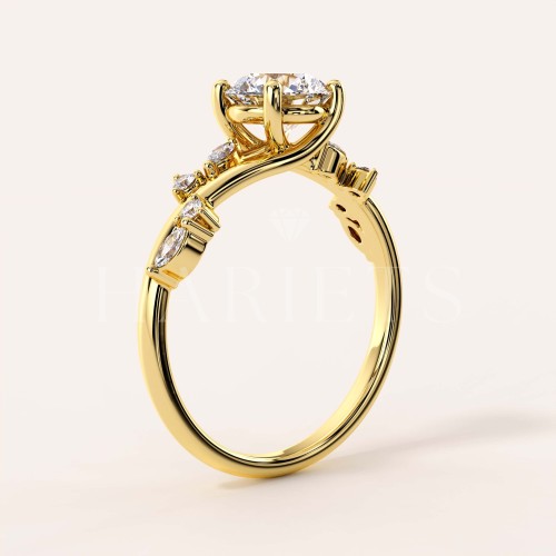 bague-fiancailles-moissanite-1ct-taille-brillant-or-jaune-vue-cote-fleur-hariets.jpg