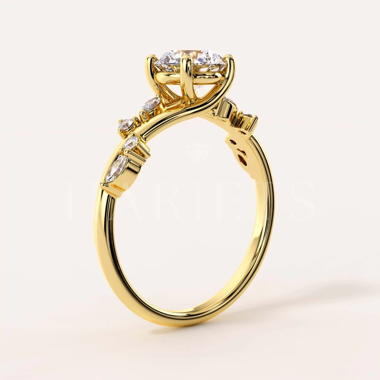 bague-fiancailles-moissanite-1ct-taille-brillant-or-jaune-vue-cote-fleur-hariets.jpg