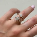 bague-de-fiançailles-halo-diamant-de-laboratoire-1ct-taille-ovale-or-jaune-sur-le-doigt-comparaison-venice-hariets.JPG
