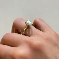 bague-de-fiancailles-solitaire-moissanite-2ct-taille-ovale-or-jaune-portee-au-doigt-vue-laterale-noelle-hariets.jpg