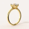 bague-de-fiancailles-solitaire-moissanite-2ct-taille-ovale-or-jaune-vue-laterale-noelle-hariets.jpg
