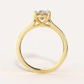 bague-de-fiancailles-solitaire-diamant-de-laboratoire-2ct-taille-ovale-or-jaune-vue-de-face-noelle-hariets.jpg
