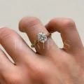verlobungsring-solitaer-labordiamant-2ct-oval-schliff-gelbgold-am-finger-nahaufnahme-noelle-hariets.jpg