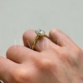 bague-de-fiancailles-solitaire-diamant-de-laboratoire-2ct-taille-ovale-or-jaune-portee-au-doigt-vue-laterale-noelle-hariets.jpg