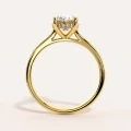 bague-de-fiancailles-solitaire-diamant-de-laboratoire-2ct-taille-ovale-hidden-halo-or-jaune-vue-laterale-noelle-hariets.jpg