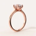 bague-de-fiancailles-solitaire-diamant-de-laboratoire-2ct-taille-ovale-hidden-halo-or-rose-vue-laterale-noelle-hariets.jpg