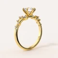 bague-de-fiancailles-moissanite-1ct-taille-brillant-or-jaune-velaris-hariets.jpg