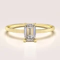 bague-fiancailles-petit-moissanite-0-5ct-taille-emeraude-or-jaune-finesse-hariets.jpg