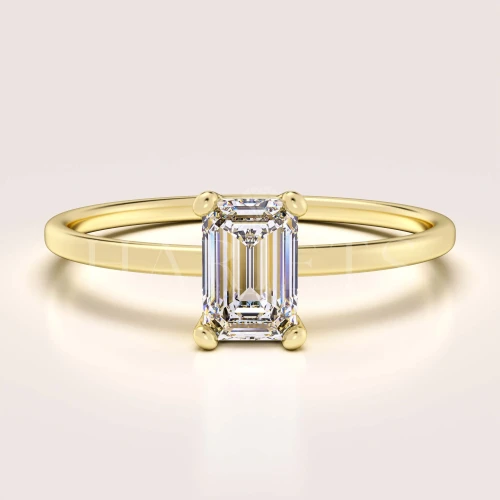 bague-fiancailles-petit-moissanite-0-5ct-taille-emeraude-or-jaune-finesse-hariets.jpg
