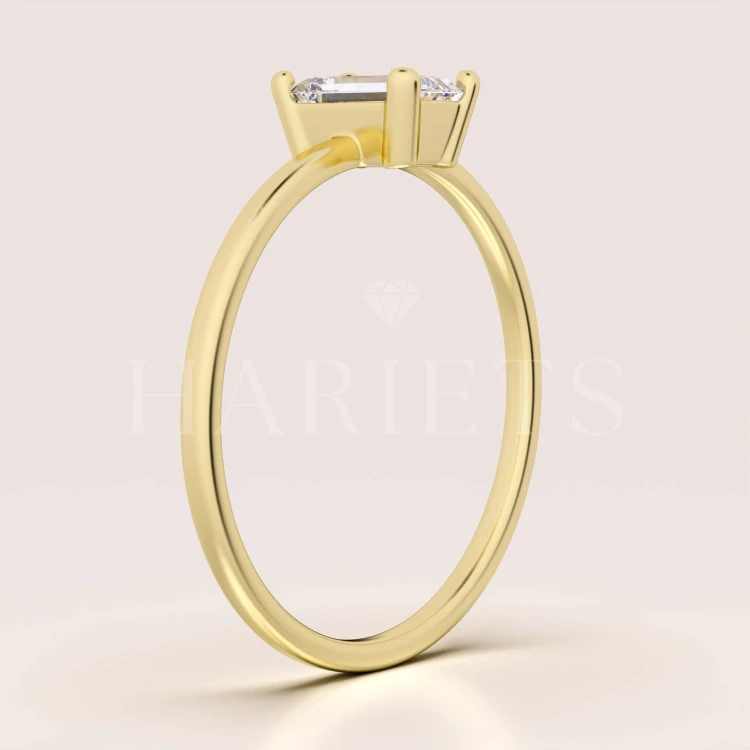 bague-fiancailles-petit-moissanite-0-5ct-taille-emeraude-cote-or-jaune-finesse-hariets.jpg
