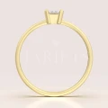 bague-fiancailles-petit-moissanite-0-5ct-taille-emeraude-face-or-jaune-finesse-hariets.jpg
