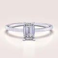 bague-fiancailles-petit-moissanite-0-5ct-taille-emeraude-or-blanc-finesse-hariets.jpg